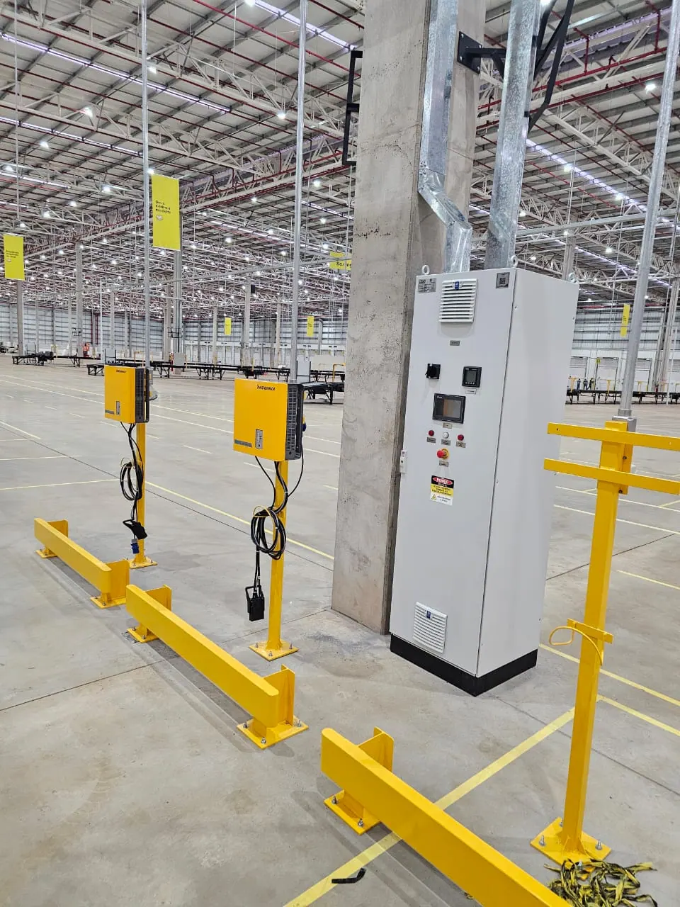 Sala de carregamento com painéis e pontos de recarga instalados