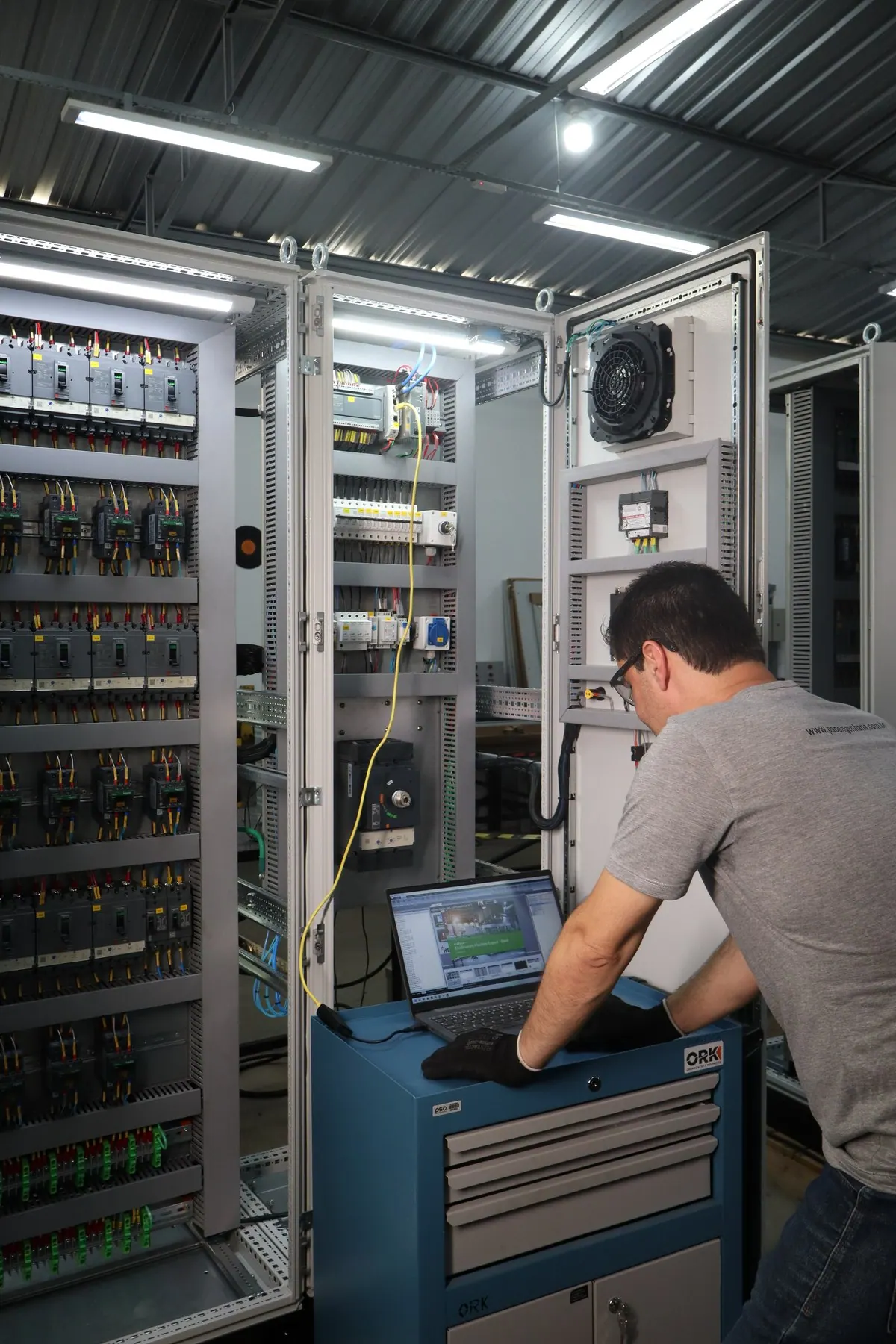 Painel de controle com CLP em planta industrial
