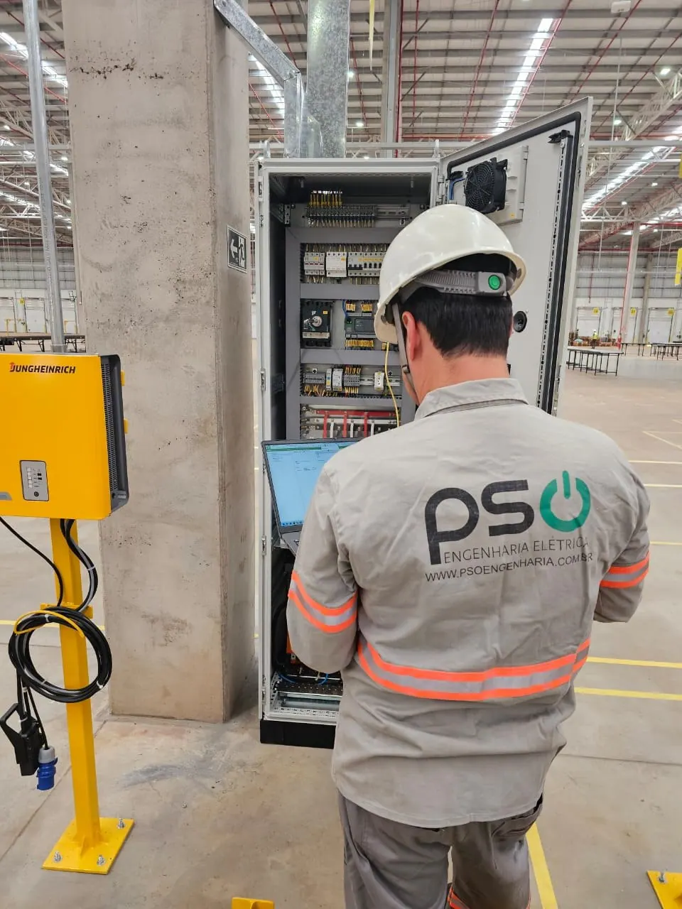 Técnico da PSO no comissionamento do painel de carregamento