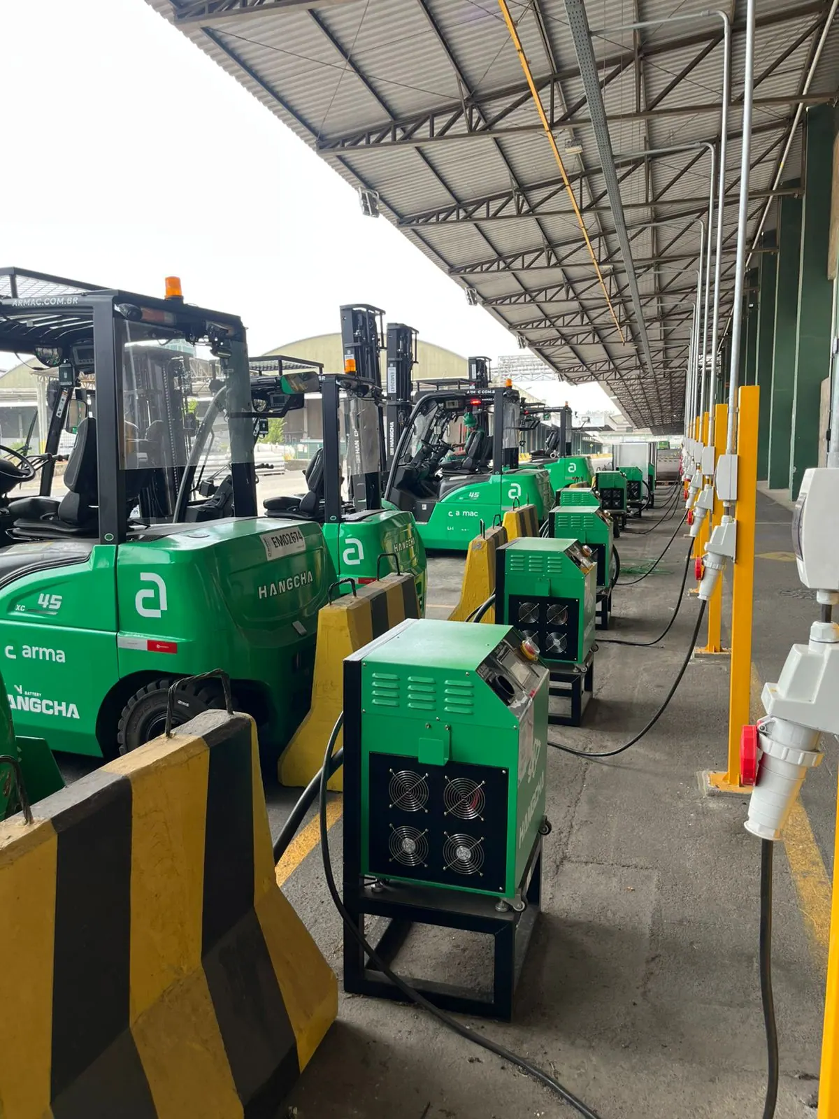 Frota de empilhadeiras elétricas conectada aos pontos de carregamento