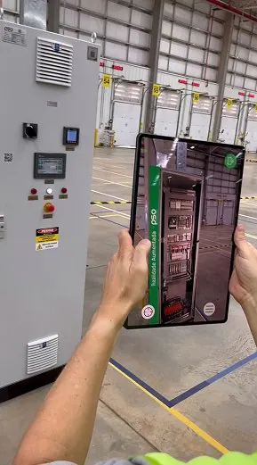 Camada de realidade aumentada aberta por QR Code sobre o painel elétrico
