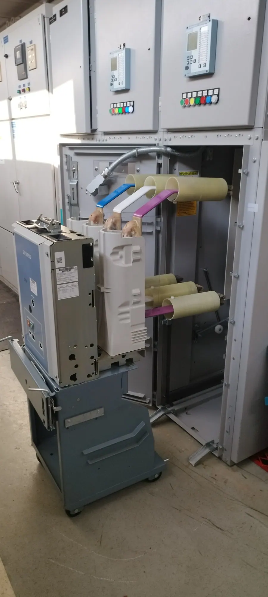 Inserção de disjuntor extraível em cubículo de média tensão