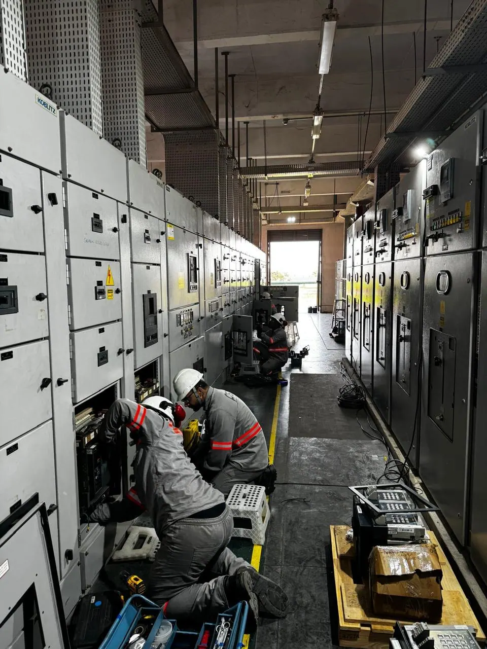 Sala elétrica industrial com painéis instalados