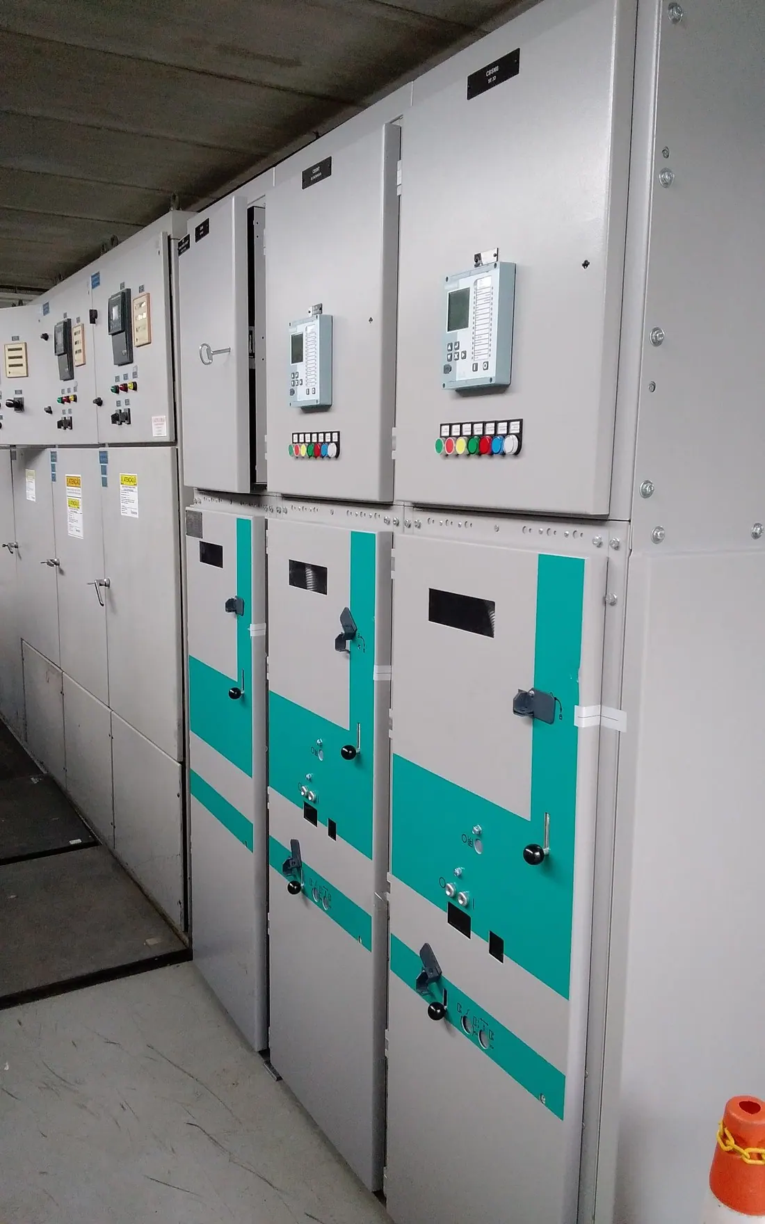 Conjunto de painéis de média tensão instalados em sala elétrica
