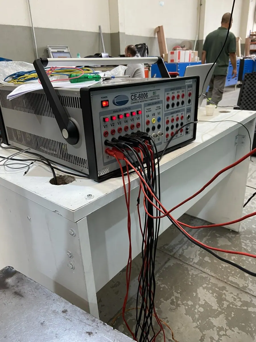 Mala de testes utilizada na parametrização e verificação funcional de relés de proteção