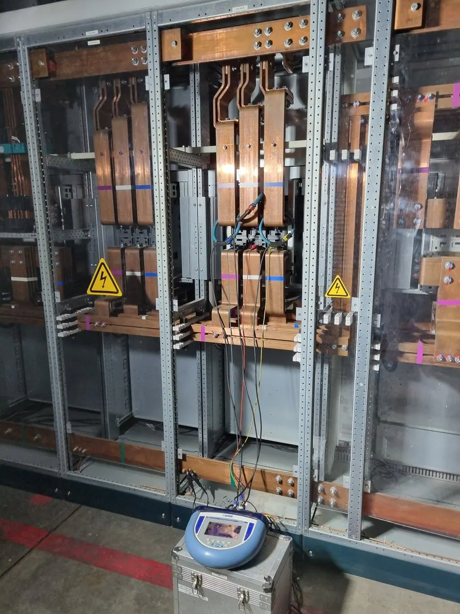 Vistoria de barramentos e componentes elétricos em painéis industriais