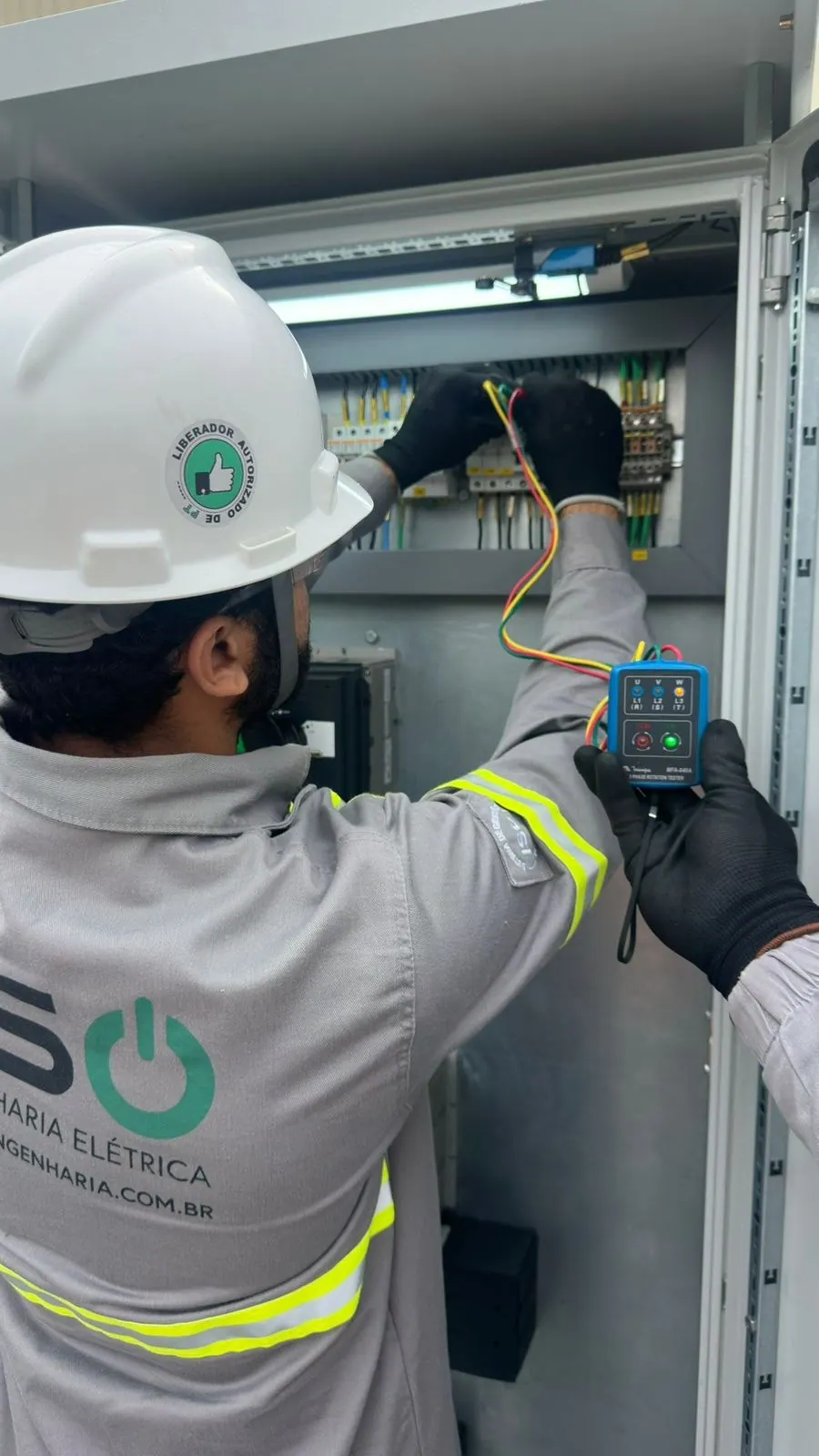Medição elétrica em painel industrial