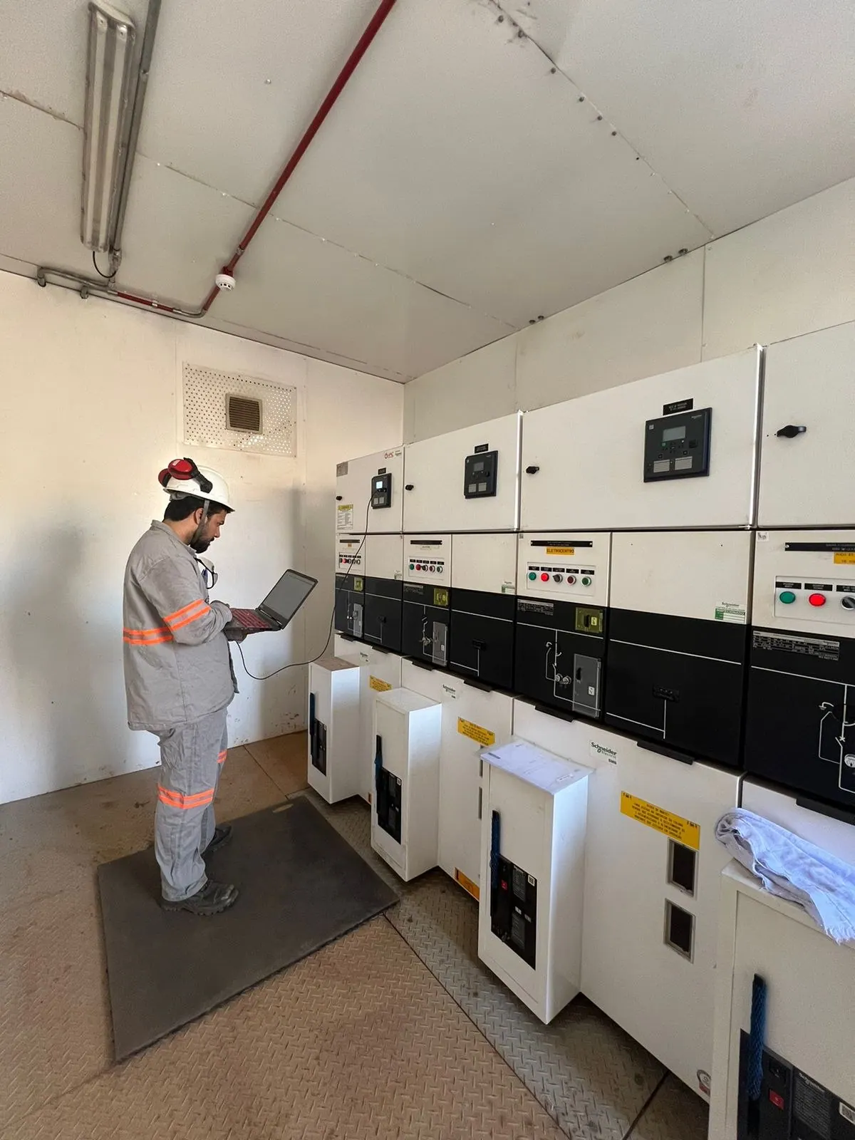 Inspeção elétrica documentada em sala de painéis de baixa tensão