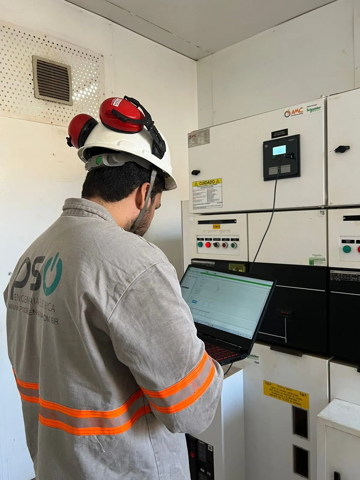 Engenheiro da PSO consolidando dados de campo em planta industrial