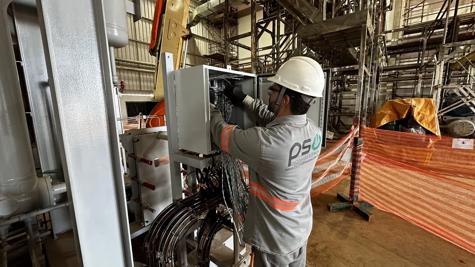 Painel elétrico industrial em montagem