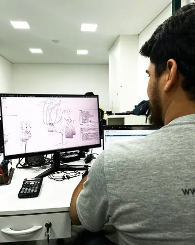 Engenheiro da PSO desenvolvendo a modelagem tridimensional da instalação