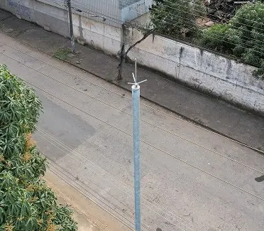 Mastro captor instalado em estrutura industrial