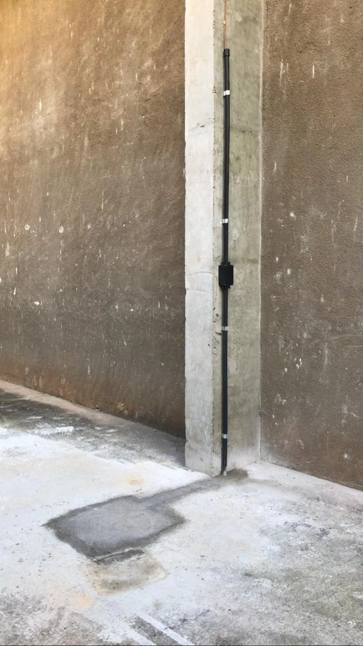 Condutor de descida do SPDA fixado em pilar de estrutura industrial