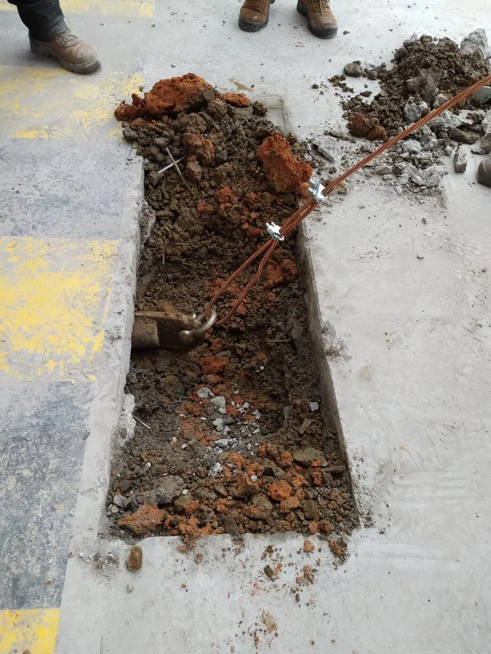 Execução de vala para instalação de malha de aterramento
