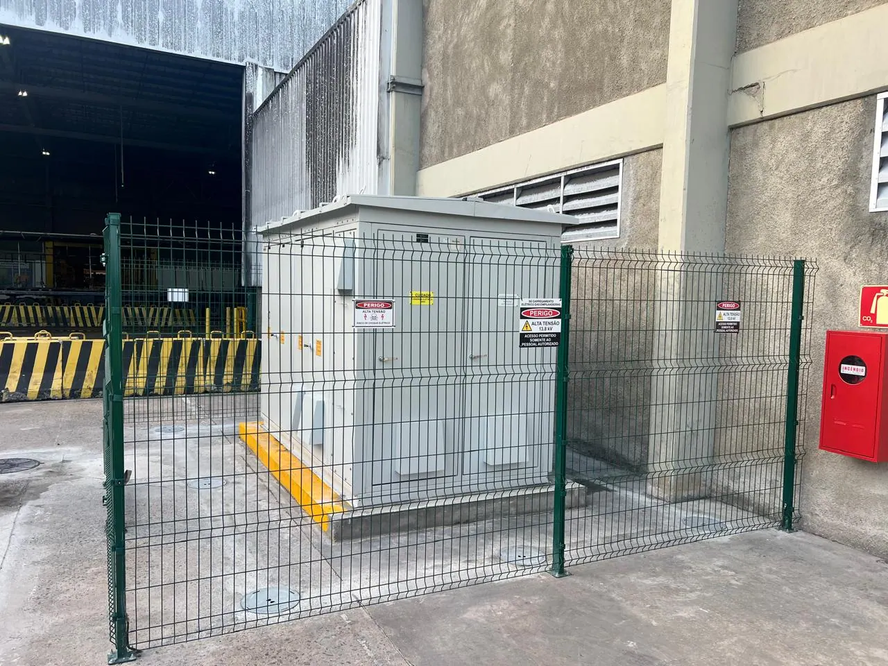 Cubículos blindados de média tensão instalados em sala elétrica